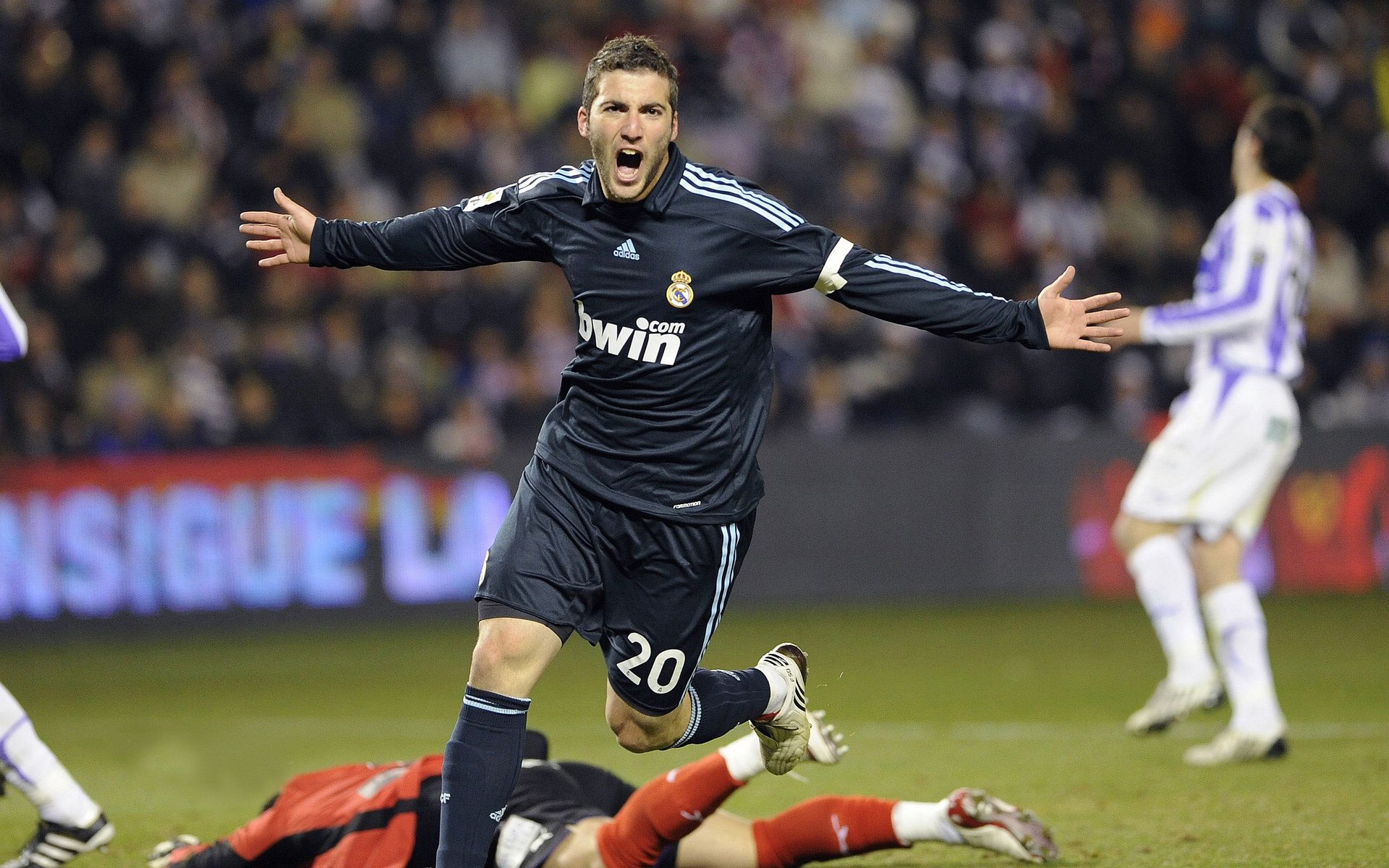 “德甲领头羊状态火热，争夺冠军进入白热化”，德甲收官