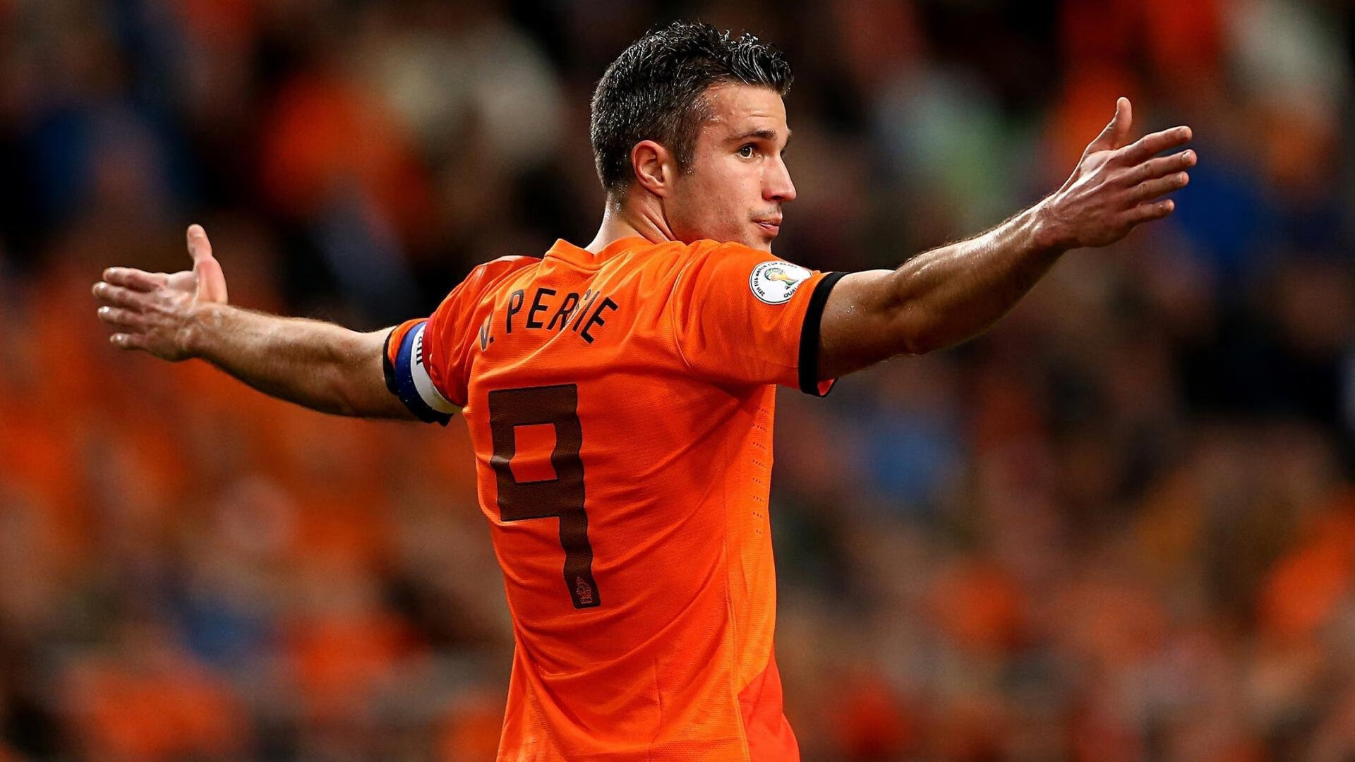 “足球公益月启动，推动全民参与足球运动”，足球公益活动标语